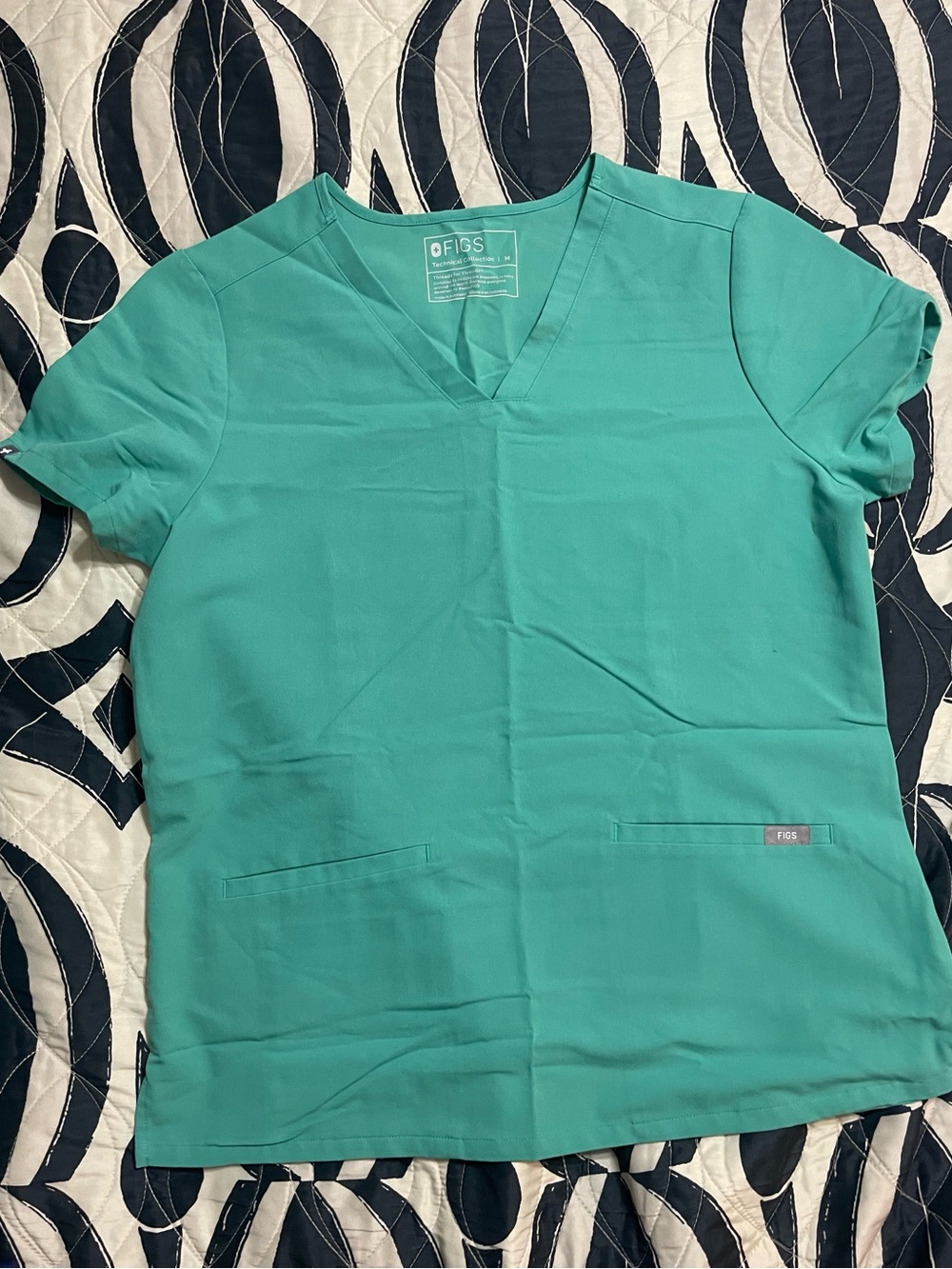 FIGS Casma Three-Pocket Scrub Top Surgical Green Womenโs Medium